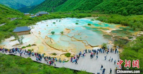 四川黃龍景區(qū)單日游客接待量達到最大承載量2.5萬人次